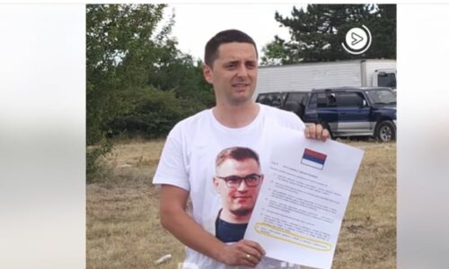 Policia largon politikanin serb nga ‘Vidovdani’, Arsenijeviq nga arratia e shpërndan videon, thotë se “u arrestua” pse mbante foton e tij në bluzë