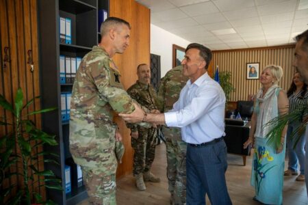 Situata e sigurisë në veri, dy komandantë të KFOR-it takohen me kryetarin e Leposaviqit