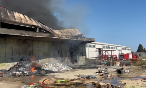 ​Zjarr i madh në Ulqin