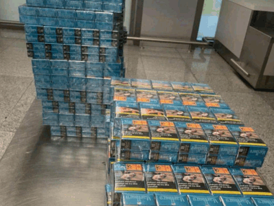 Parandalohet kontrabandë me cigare në Aeroportin e Prishtinës – Shtetajsa e huaj kapet me 100 steka me banderola shqiptare