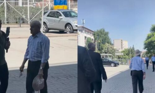 Veterani i gazetarisë Esad Dujaka afrohet t’i pershendesë gazetarët te Kuvendi, sigurimi e nxjerr jashtë duke menduar se është protestues