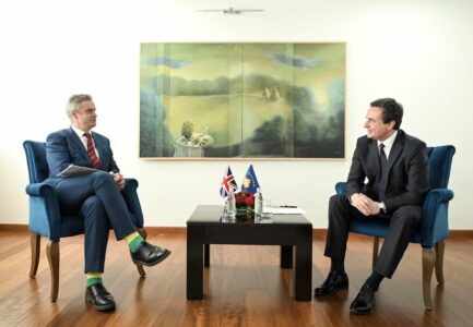 Ambasadori britanik i shkon Kurtit në zyrë, flasin për bllokimin e Kuvendit dhe samitin e NATO-s