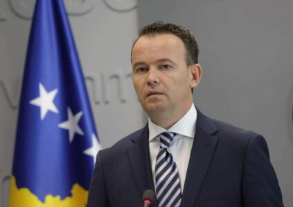 Peci rrëqeth me postim: Votuan kundër Donika Gërvallës, mbesës së nënës Ajshe