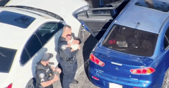 Fëmijë i braktisur në veturë në 43°C – policët thyejnë xhamin për ta shpëtuar