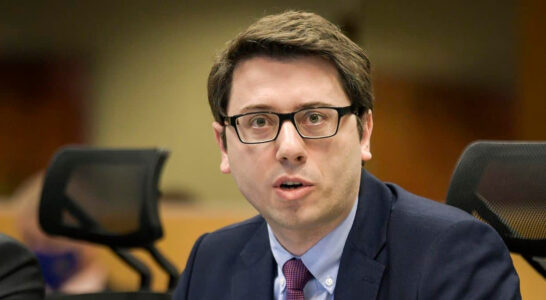 Disa orë para hapjes së vendvotimeve, Hekuran Murati bën fushatë me pare të shtetit, rrit asistencën sociale 20%