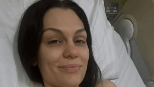 Jessie J ndan pamje prekëse nga dhoma e spitalit: Duke pritur rezultatet