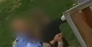 Dy e mbajnë, tjetri e godet, momenti kur policët e keqtrajtojnë të dyshuarin gjatë arrestimit në Klinë