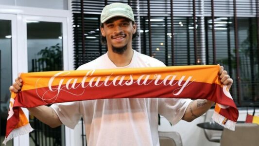 Sane i bashkohet zyrtarisht Galatasarayt, tifozët e presin me entuziazëm në Stamboll