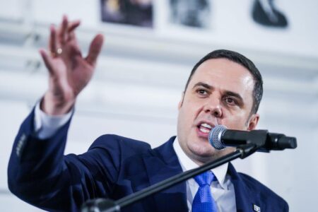 Abdixhiku: Thirrja e mbledhjes së Kryesisë nga Basha antikushtetuese, s’marrim pjesë në çmenduri të tilla