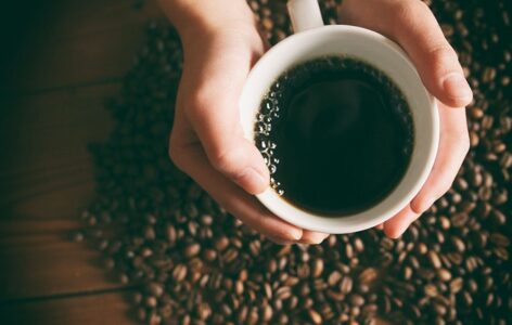 Studimi: Pini kafe pa sheqer dhe yndyrë, jetoni më gjatë