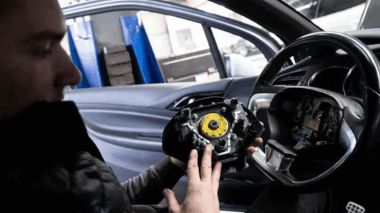 Franca tërheq 2.5 milionë vetura për shkak të një defekti