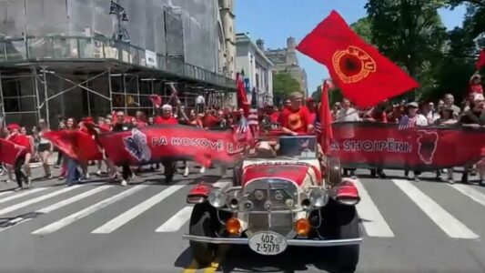 Shqiptarët “pushtojnë” New York-un, mijëra njerëz mbushin rrugët në paradën kuqezi