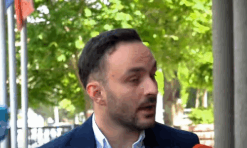 “A erdh a?, a ka pshtu”, Paris Guri ironizon me Albulena Haxhiun