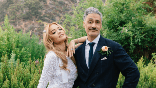 Rita Ora pohoi se e theu traditën dhe ishte ajo që i propozoi për martesë bashkëshortit Taika Waititi