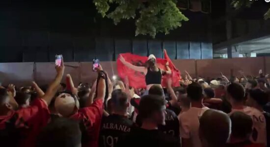 Barazim në stadium, festë në rrugë: Tifozët Kuq e Zi ndezin atmosferën në Tiranë (VIDEO)