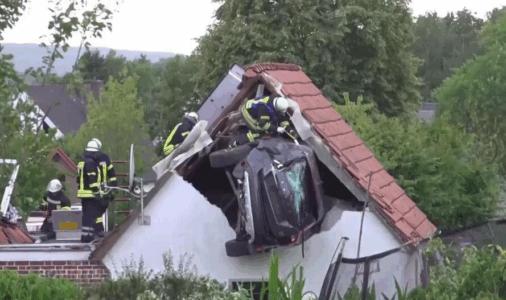Vetura ngjet çatinë e një stalle në Gjermani, disa të lënduar