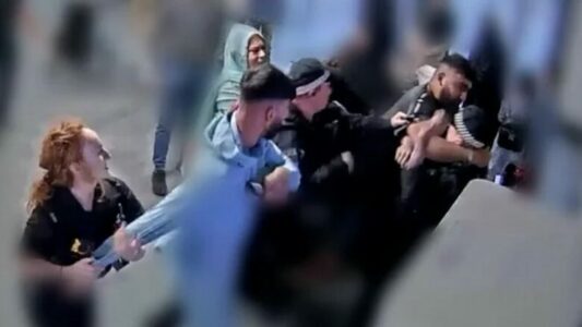 Rezistuan arrestimit, vëllezërit rrahin brutalisht policët britanikë në aeroportin e Mançesterit – publikohen pamjet rrëqethëse