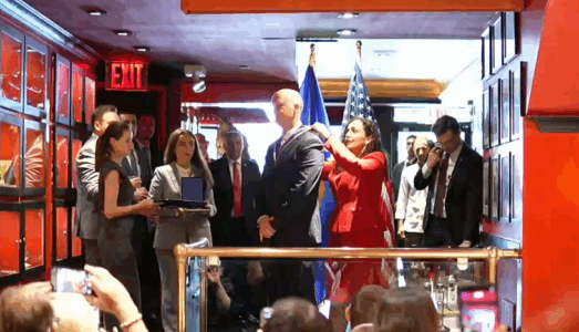 Osmani ndan medalje për mërgimtarët në SHBA: Gjatë viteve 90’ta mërgata u bë zëri i shpresës