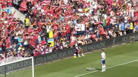 Futbollisti i Prestonit emocionon të gjithë, vendos lule para tifozëve të Liverpoolit për Diogo Jotan