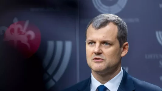 Dorëhiqet kryeministri i Lituanisë pas presionit për lidhjet biznesore me kunatën e tij