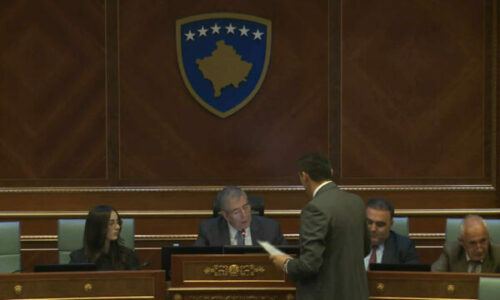 Gruda i PDK’së ia lë Deharit një kopje të aktgjykimit të Kushtetueses: Seanca të zhvillohet sipas praktikës së deritanishme