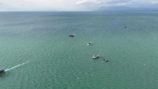 Vdiq duke shpëtuar turistët, vazhdojnë kërkimet për gjetjen e trupit të kapitenit të anijes
