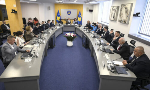 Qeveria në detyrë ndan 2 milionë euro në mbështetje të punësimit për komunitetet joshumicë