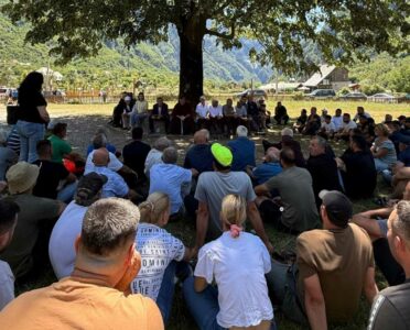 Ulur këmbëkryq, mbahet “Kuvendi i burrave” në Theth: Kullat i kemi mbrojtur me gjak