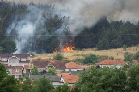 Zjarri i madh në Corroticë të Preshevës, Sinani: Flakët janë përhapur me shpejtësi