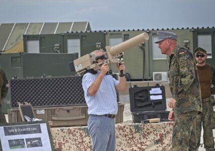 Rohde viziton gjermanët në Bondsteel, “teston” pajisjet që përdoren në patrullat kufitare Kosovë-Serbi