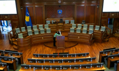 Deputetët e PDK, LDK, AAK e Nisma vazhdojnë seancë, Kuvendi ua ndal mikrofonat