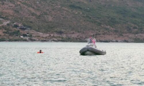 U mbyt pasi shpëtoi turistët në Liqenin e Shkodrës, vijojnë kërkimet për kapitenin