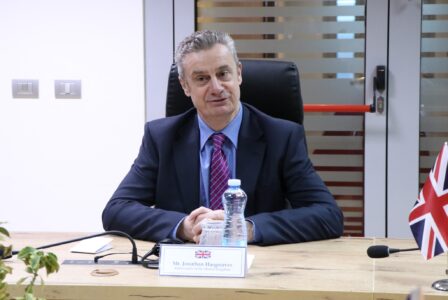 Pritjet se Gjykata do ta zgjidhë krizën, Hargreaves: Partitë duhet të bëjnë kompromis, ky është thelbi i problemit