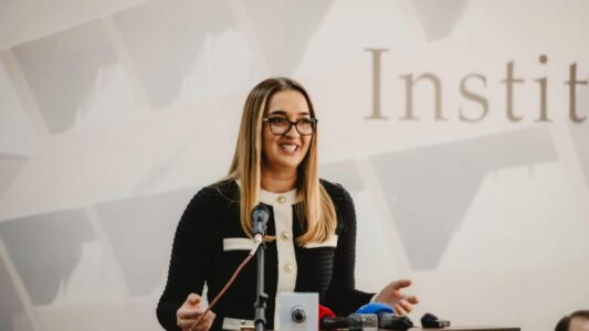 Meliza Krasniqi nderohet me çmimin “Dega e ullirit” në Panairin e Librit “Ulqini 2025” për librin dedikuar fëmijëve