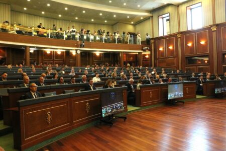 “Nesër askush të mos mungojë” – Çka po paralajmëron VV për seancën e 50 – Kush lëshoi pe, Kurti a Limaj?