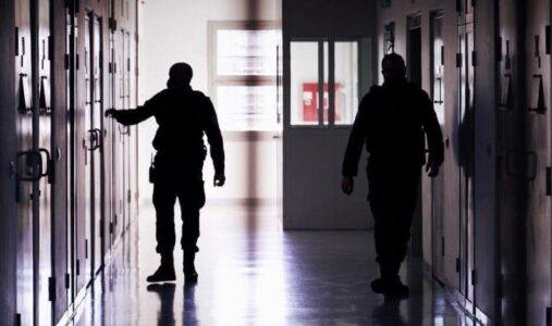 Pezullohet një zyrtar korrektues, dyshohet se ka shtënë me armë me gaz