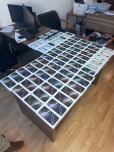 Dogana sekuestron 79 telefona te një mobilshop, vlera e tyre mbi 64 mijë euro