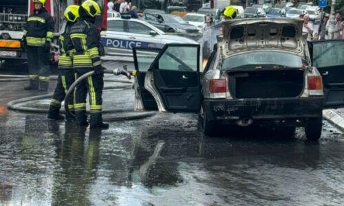 Përfshirja e makinës nga zjarri në Prishtinë, Drejtoria për Emergjenca: Zjarrfikësit parandaluan përhapjen e rrezikut