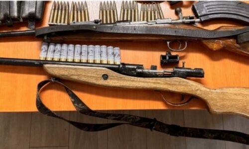 I riu kapet me drogë në Ferizaj, në kontroll gjenden edhe armë me leje të skaduar