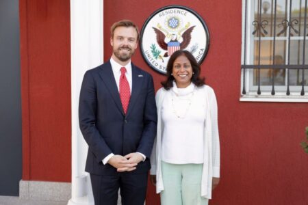 Zyrtari i Lartë i DASH’it mbërrin në Kosovë, Prattipati: Presim të kemi fundjavë të frytshme me takime e vizita