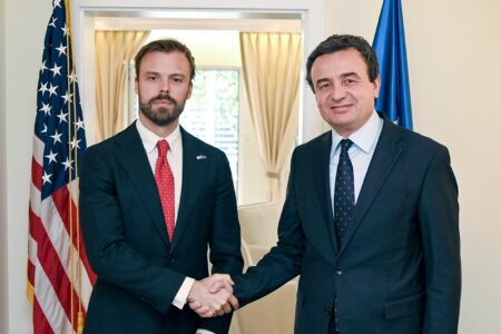Kurti pas takimit me ndihmëssekretarin e Shtetit: Aleancë e palëkundur me SHBA-në, partneritet për të ardhmen