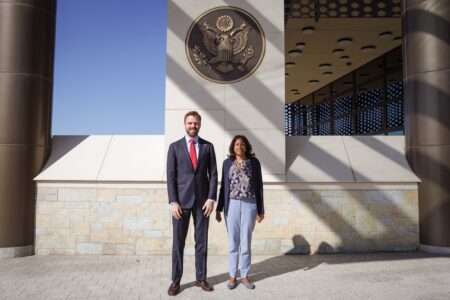 “Konstruktive takimet me akterët politikë” – Ambasada amerikane del me njoftim për vizitën e zyrtarit të DASH’it