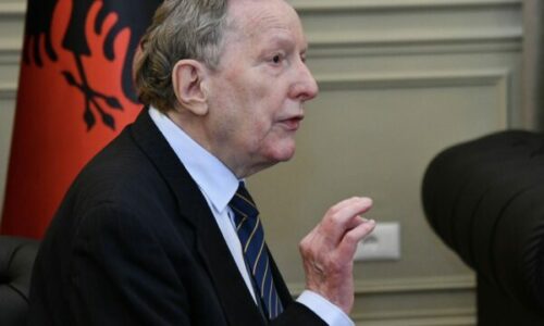 Pedagogu që shoqëroi ish-ambasadorin gjerman në Shqipëri tregon momentet e tij të fundit: Ngjante si një engjëll i gëzuar