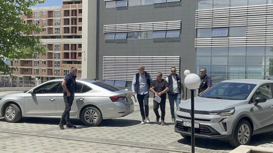 I dyshuari për spiunazh Bojan Jevtiq paraqitet në Gjykatë, pritet vendimi për paraburgim