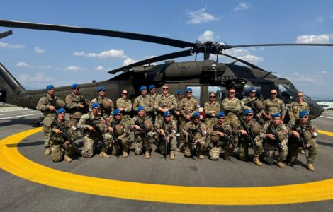Ushtarët shqiptarë të KFOR-it e kryejnë në Pejë stërvitjen “HELI MEDEVAC”
