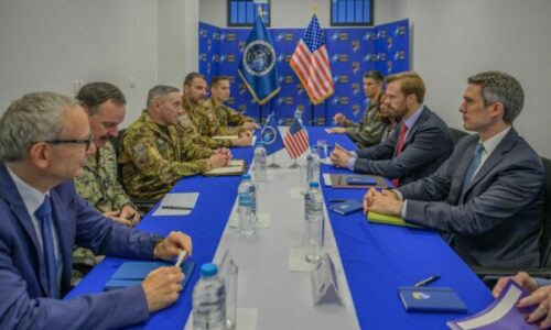 Komandanti i KFOR-it e informon zyrtarin e lartë amerikan për sigurinë në Kosovë dhe rajon