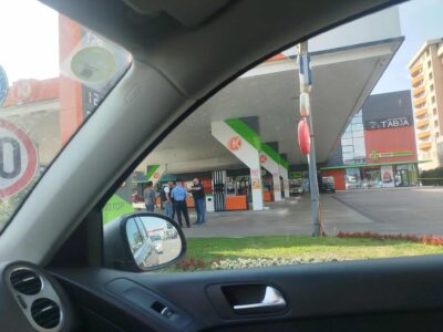 “Mjet i dyshuar afër një veture” – Policia rrethon një pompë të derivateve në rrugën Prishtinë – Fushë Kosovë