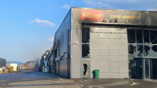 Zjarri bën shkrumb depot në Lipjan – Policia e cilëson “zjarrvënie”