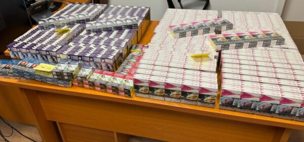 Vodhën cigare dhe para në vlerë prej 4,700 euro në veri, Policia arreston dy persona