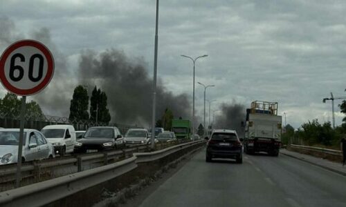Zjarri te një depo te “Rrethi i Ismetit”, Policia: Zjarrfikësit janë duke e lokalizuar zjarrin, s’ka të lënduar